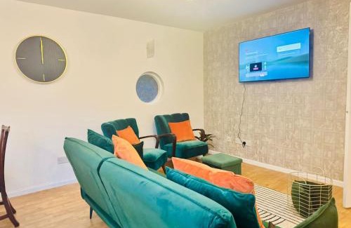 Cambridge House | Spacious 2 Bedroom Sleeps 4 with WiFi & Garden