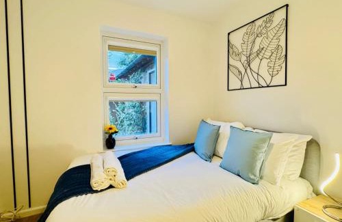 Cambridge House | Spacious 2 Bedroom Sleeps 4 with WiFi & Garden