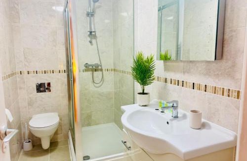 Cambridge House | Spacious 2 Bedroom Sleeps 4 with WiFi & Garden