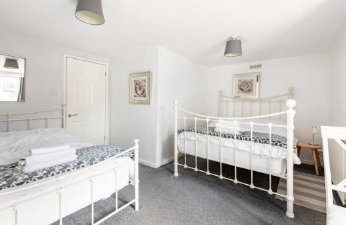 Hillsborough House | Spacious 2 Bedrooms, Free Parking, Free Wifi - Serene Homes Sheffield