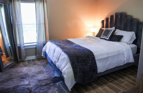 Houston House | Spacious 2 bedrooms with queen beds ,minutes from downtown