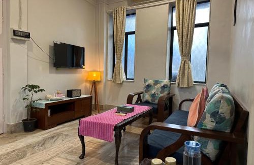 Pali Hill Apartment | Spacious 2 BHK apartment with Balcony In Bandra