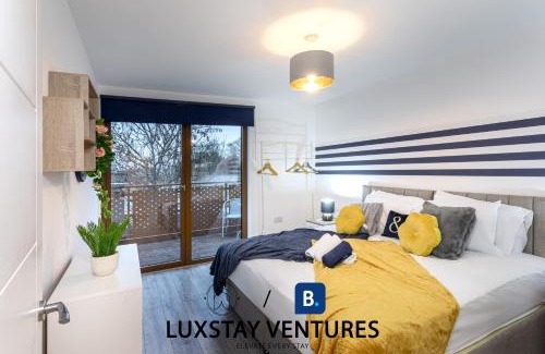 Bushey Apartment | Spacious 2 BR Apartment - 2 Minutes to Station - 10 Minutes to Harry Potter Studios - 30 Minutes to London Euston - Ideal for Families & Business - Free Parking