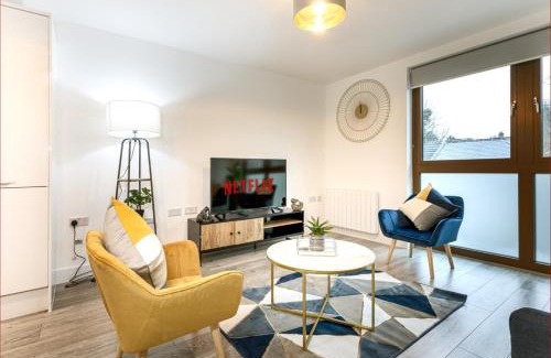 Bushey Apartment | Spacious 2 BR Apartment - 2 Minutes to Station - 10 Minutes to Harry Potter Studios - 30 Minutes to London Euston - Ideal for Families & Business - Free Parking