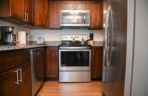 Midtown Apartment | Spacious 2 BR Apartment 10 Minutes From Downtown in The Heart of Midtown