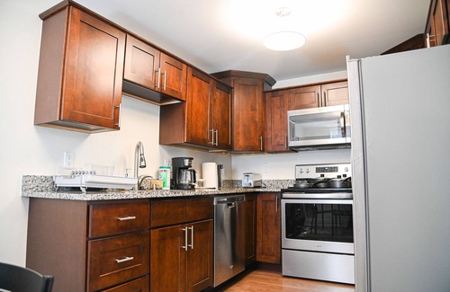 Midtown Apartment | Spacious 2 BR Apartment 10 Minutes From Downtown in The Heart of Midtown