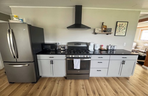 Malletts Bay House | Spacious 2 BR Cottage house - Lake views - beach access.