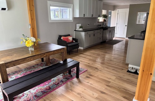 Malletts Bay House | Spacious 2 BR Cottage house - Lake views - beach access.