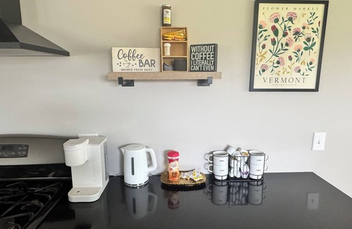 Malletts Bay House | Spacious 2 BR Cottage house - Lake views - beach access.