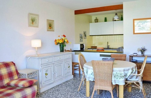 Le Lavandou Apartment | Spacious 2-Room Apartment with Pool, Tennis & Parking - Sleeps 4