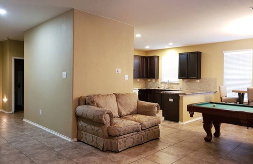 Southside House | Spacious 2 Story Corner Home (Lackland AFB BMT)