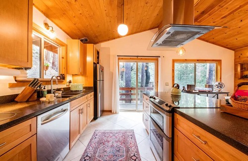 Pine Cove Cabin | Spacious 2 story cabin - King Beds, Treetop views, 5 minutes to town