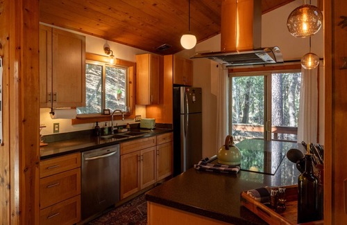 Pine Cove Cabin | Spacious 2 story cabin - King Beds, Treetop views, 5 minutes to town