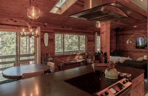 Pine Cove Cabin | Spacious 2 story cabin - King Beds, Treetop views, 5 minutes to town