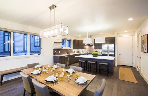 Bend House | SPACIOUS ~ 24-hr staff ~ clean + modern ~ wifi ~ parking ~ hot tub ~ firepit 🐶