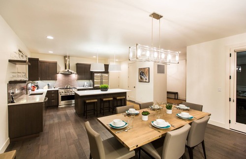 Bend House | SPACIOUS ~ 24-hr staff ~ clean + modern ~ wifi ~ parking ~ hot tub ~ firepit 🐶