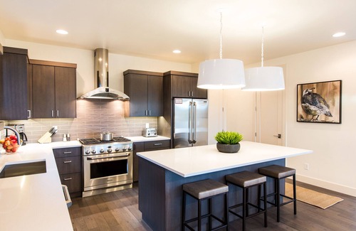 Bend House | SPACIOUS ~ 24-hr staff ~ clean + modern ~ wifi ~ parking ~ hot tub ~ firepit 🐶