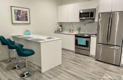 Palm Beach Condo | Spacious 2B 2,5B Condo ON the Palm Beach Strip - Walk to Everything!
