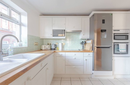 Pimlico Apartment | Spacious 2BD Flat - 14 Mins to Buckingham Palace!