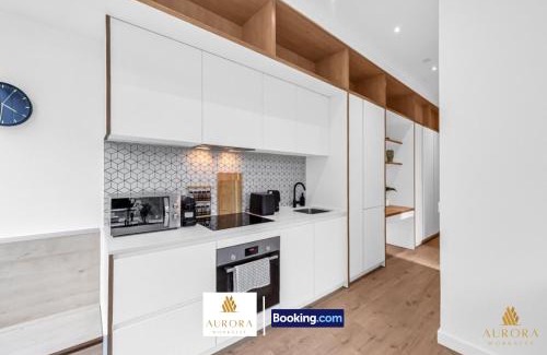 London Borough of Hounslow Apartment | Spacious 2BDR Apartment By Aurora WorkNest Short Lets & Serviced Accommodation London With Wi-Fi, Fitness Centre & City View