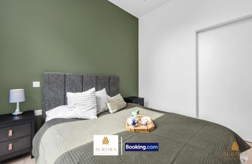 London Borough of Hounslow Apartment | Spacious 2BDR Apartment By Aurora WorkNest Short Lets & Serviced Accommodation London With Wi-Fi, Fitness Centre & City View