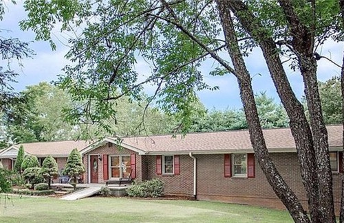 Mills River House | Spacious 2Bed/2Bath getaway in Mills River near fishing, biking, beer, & airport