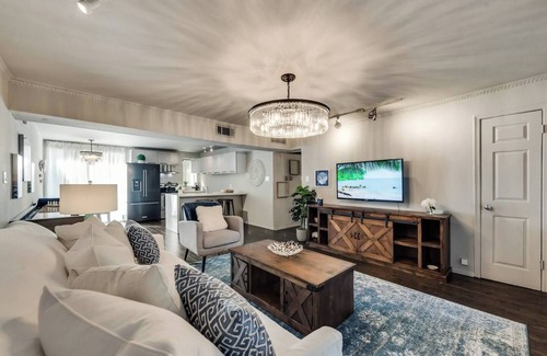 Lower Greenville Condo | Spacious 2BR/1.5BA condo in Lower Greenville featuring resort-style amenities—pool, hot tub, sauna, and courtyard—just steps from top dining, shopping, and nightlife.