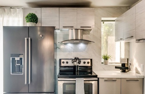 Lower Greenville Condo | Spacious 2BR/1.5BA condo in Lower Greenville featuring resort-style amenities—pool, hot tub, sauna, and courtyard—just steps from top dining, shopping, and nightlife.