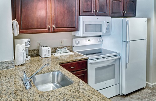 Old Town West Resort | Spacious 2BR 10 Minutes South of DC w/FREE WiFi, Free Parking and Metro Access
