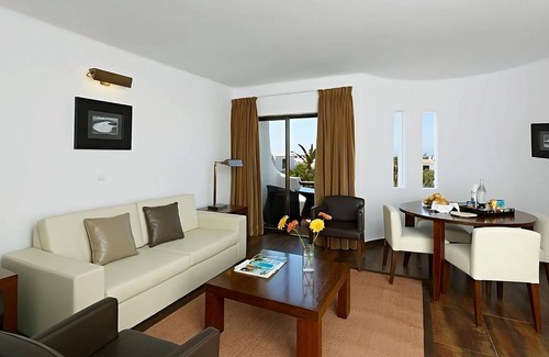 Albufeira Hotel | Spacious 2BR Apartment with Private Balcony & Kitchen! Pools, Beach Access!