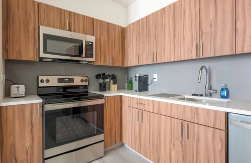 Newark Hotel | Spacious 2BR ! Free Parking ! 30 Min to NYC