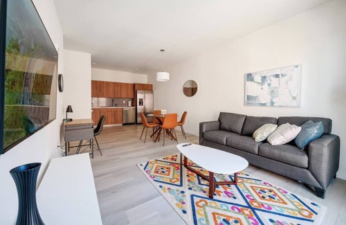 Newark Hotel | Spacious 2BR ! Free Parking ! 30 Min to NYC