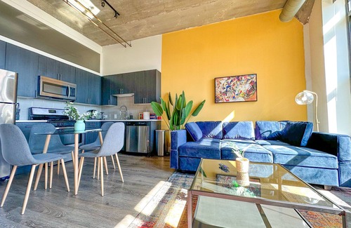 Near South Side House | Spacious 2BR Group Stay near McCormick & Wintrust