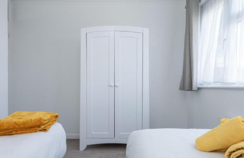 Wallington Apartment | Spacious 2BR home in Croydon with parking