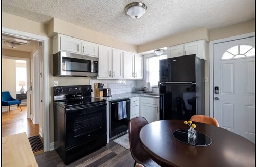 Louisville House | Spacious 2BR Home! Min to Fairgrounds and UofL!