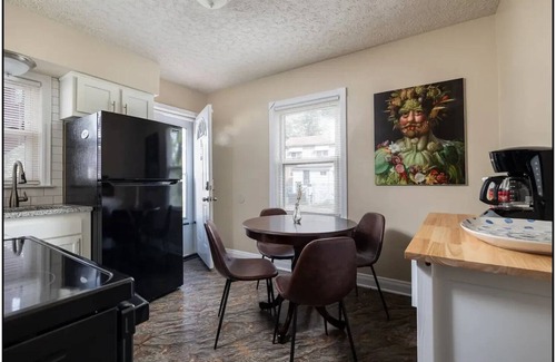Louisville House | Spacious 2BR Home! Min to Fairgrounds and UofL!