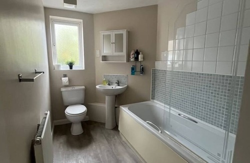 Bingley Apartment | Spacious 2BR House in Bradford