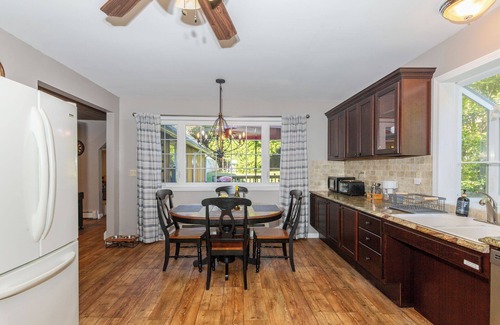 Norwichtown Cottage | Spacious 2BR Norwich Cottage with seasonal pool