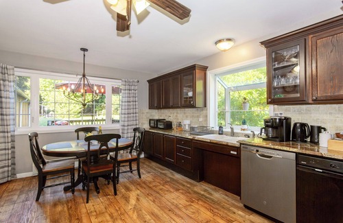 Norwichtown Cottage | Spacious 2BR Norwich Cottage with seasonal pool