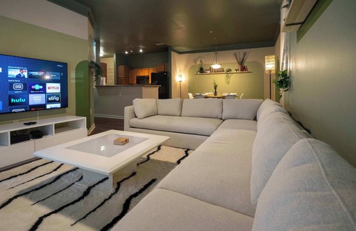 Arcadia Apartment | Spacious 2BR Retreat | King Beds | Pool & 24/7 Gym