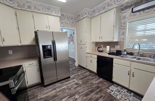 Montgomery House | Spacious 2BR Townhome. Conveniently Located Close to Restaurants and Shopping