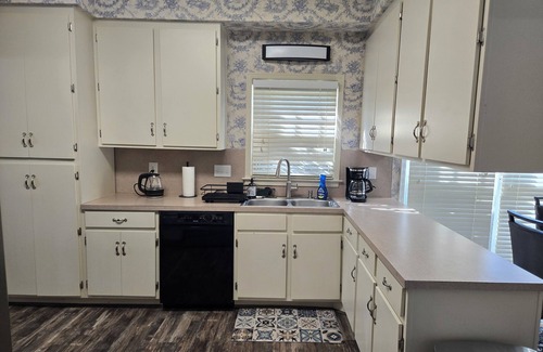 Montgomery House | Spacious 2BR Townhome. Conveniently Located Close to Restaurants and Shopping