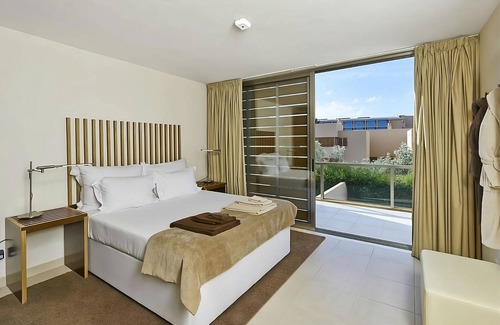 Salgados House | Spacious 2BR Villa Minutes to Salgados Beach! Private Pool, Terrace, and Kitchen