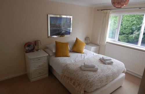 Cherry Hinton House | Spacious 3 BDR house with parking-Families-Corporate groups by Orbitat Accommodations