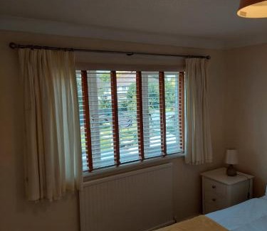 Cherry Hinton House | Spacious 3 BDR house with parking-Families-Corporate groups by Orbitat Accommodations