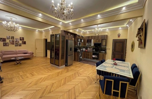 Qasr an-Nil Apartment | Spacious 3-bedroom apartment with AC, WiFi in marvelous Cairo Governorate