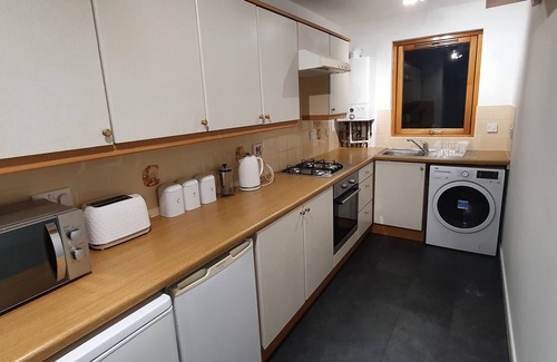 Broughty Ferry Apartment | Spacious 3 bed apartment with parking, right in centre of Broughty Ferry!