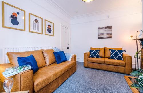 Stoke-on-Trent House | Spacious 3-Bed house in Stoke by 53 Degrees Property, Ideal for Long Stays, FREE Parking - Sleeps 6