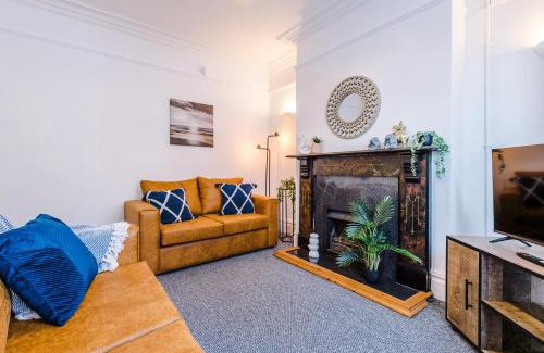 Stoke-on-Trent House | Spacious 3-Bed house in Stoke by 53 Degrees Property, Ideal for Long Stays, FREE Parking - Sleeps 6