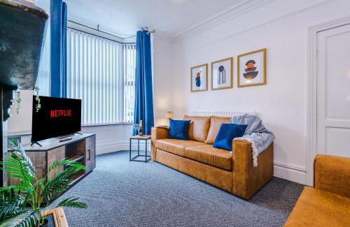 Stoke-on-Trent House | Spacious 3-Bed house in Stoke by 53 Degrees Property, Ideal for Long Stays, FREE Parking - Sleeps 6